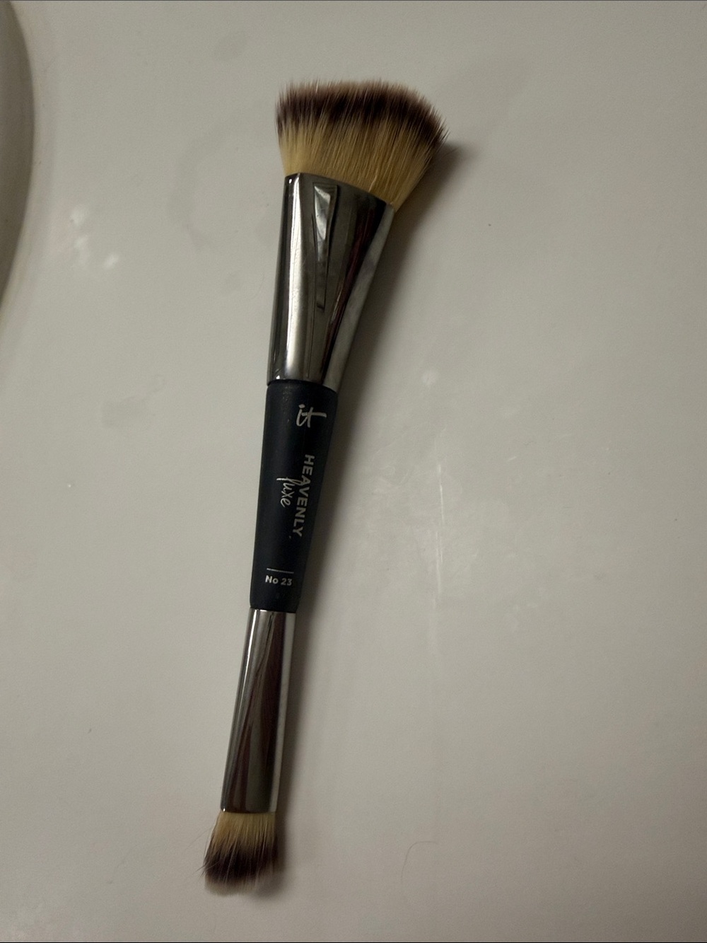 it cosmetics Heavenly Luxe Double-Ended Brush No. 23 - Black and Beige Bristles